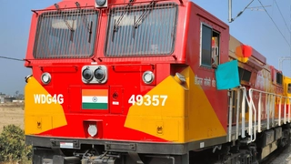 Live ‘Chori’ In Train: Video Of Uncle Allegedly Trying To Flee Away With Passenger’s Bag Goes Viral | WATCH
